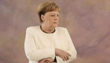 Merkelová o Putinových ambicích věděla. NATO by Ukrajinu nezachránilo, tvrdí