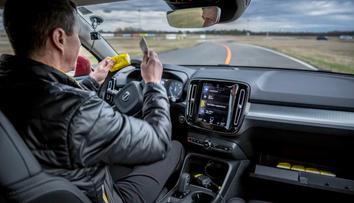 Experti měřili, co nejvíc rozptyluje řidiče. Výsledky jsou překvapivě děsivé