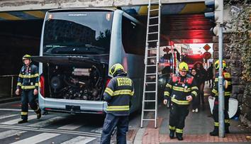 Pod mostem v Praze se zasekl autobus plný dětí. Na pomoc jim vyrazili hasiči
