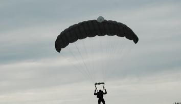 Parašutistka se zřítila do lesa a zemřela. Neví se proč