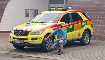 Dominik se považuje za sanitku. S ostatními vozidly má intimní vztahy