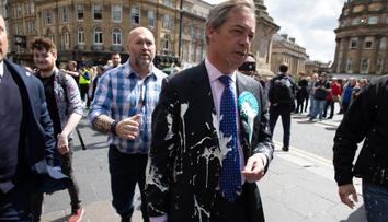 VIDEO: Na britské kandidáty hází lidé milkshaky! Schytal to i Farage