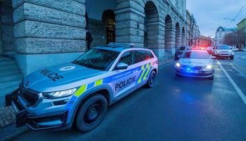 Vážná nehoda policejního auta v Praze. Na cestě k zásahu srazilo chodkyni