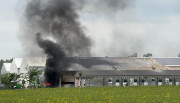 Požár v drůbežárně na Královéhradecku. Hasiči vyhlásili 3. stupeň poplachu