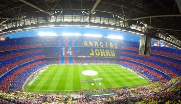 Úchvatné choreo! Vyprodaný Nou Camp vzdal hold Cruyffovi
