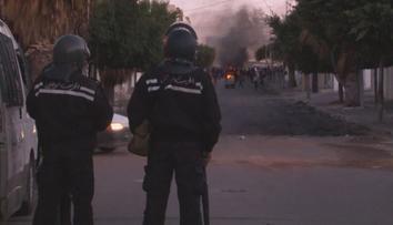Tuniskem otřásají masivní protesty kvůli lockdownu, stovky lidí byly zatčeny