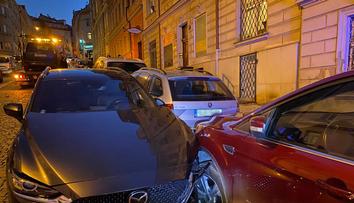 Zaparkované auto se v Praze samo rozjelo. Nabouralo dalších pět aut