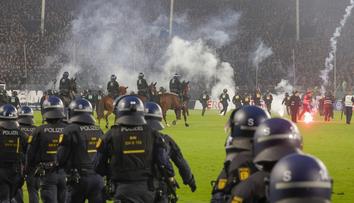 Chaos v Německém poháru. Na hřiště vyjeli i policejní koně