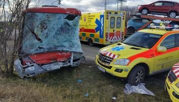 Autobus se srazil s náklaďákem! Na místě je 9 zraněných, 2 těžce