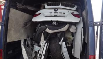 NEUVĚŘITELNÉ: Rumun vezl kradené BMW X6 rozebrané v dodávce!