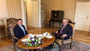 Šefčovič se setkal se Zemanem, Čaputová vyrazila na hory