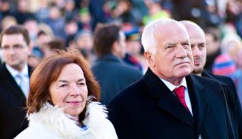 Klausová jako velvyslankyně končí. Mohou za to vnoučata
