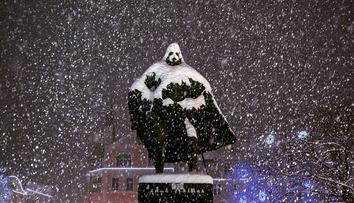 Socha polského hrdiny se mění v Darth Vadera! Stačí, aby napadl sníh