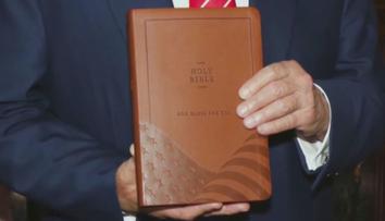 Trump prodával ve velkém bible. Ať se Amerika znovu modlí, řekl