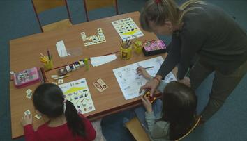 Školy od státu nejspíš nedostanou peníze na asistenty. Ti jsou přitom už povinní