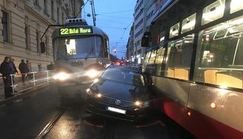 Nehody způsobily v Praze kolaps! V tunelu hořelo, tramvaje skříply auto