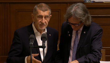 Babiš ve Sněmovně dotáhl poslance za SPD k pultu. Omluvte se dámám, vyzval ho