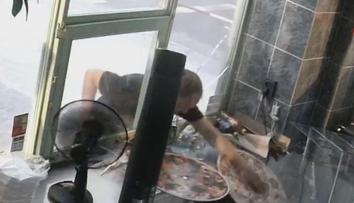 Policie hledá muže, který kvůli pizze rozbil výlohu. Nenajedl se, šlo o atrapu