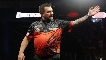Clayton a Price přejeli své soupeře a jdou dál. Do akce jde Littler