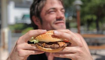 EU mění pravidla pro restaurace. Přísné opatření začne platit už v létě