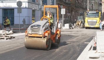 Rekonstrukce hlavní plzeňské tepny finišuje. Město věří, že termín otevření stihne