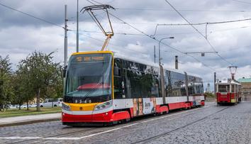 V Praze museli odklonit tramvaje. Vedro poškodilo trať