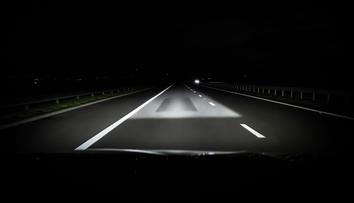 Řidiči si stěžují na oslepující světlomety. Jak předejít nebezpečnému oslnění?