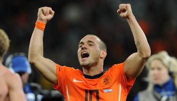 Legendární Sneijder se po sedmi letech vrátil k fotbalu. Zlákala ho rodina