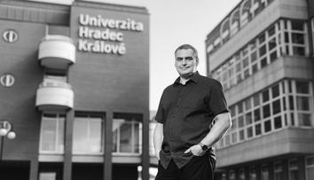 Univerzita Hradec Králové truchlí: Její rektor prohrál boj o život, bylo mu 51 let
