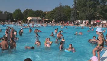 Brno trápí úmorná vedra. Lidé hledají osvěžení hlavně na koupalištích