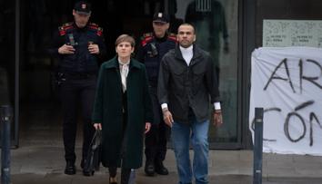 Alves konečně opouští vězení. Víkend tam strávil, protože neměl na kauci