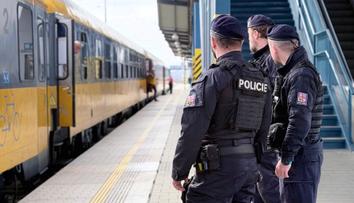 Muž se měl ve vlaku dotýkat dítěte a hladit si rozkrok. Policie se ho snaží vypátrat