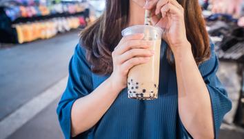 Dívka (14) vypila příliš bubble tea. Stovka kuliček jí uvízla ve střevech