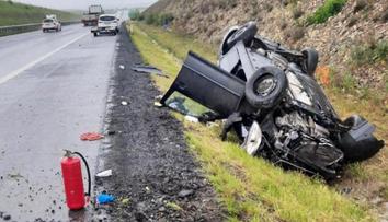 Po D7 se hnalo auto v protisměru. Řidič se mu vyhýbal, skončil zraněný na střeše