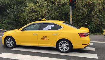 Spor mezi Uberem a taxikáři vyřeší nový zákon. Nebude to ale hned