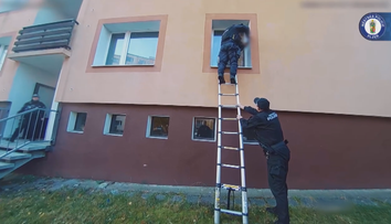 Seniorka se doma zaklínila a křičela o pomoc. Strážníky v bytě čekalo velké překvapení