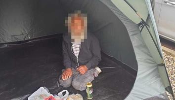 Problémy před prodejnou. Ve vystavených stanech spí lidé, strážníci našli i milence