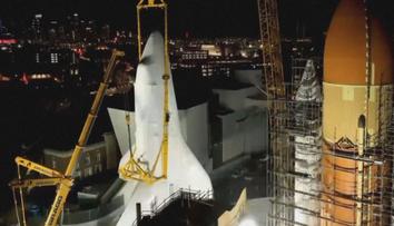 V Los Angeles vystavili vysloužilý raketoplán. Vůbec poprvé ve vzpřímené poloze