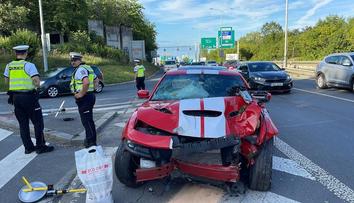 Sportovní auto si moc dlouho neužil. Nový Dodge Charger skončil v příkopu