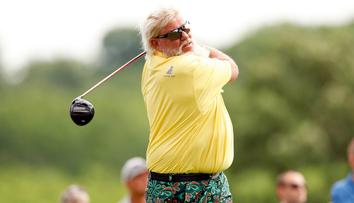 Slavný golfista je hitem internetu, míček odpálil z pozadí modelky