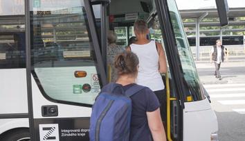 Hromadnou dopravou cestuje čím dál víc lidí. V autobuse si odpočinu, říká Tomáš