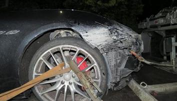 Řidič na D11 rozdráždil své Maserati až příliš. Rozbil ho o svodidla