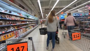 Při nakupování u Čechů rozhoduje cena. Za některé potraviny si ale rádi připlatí