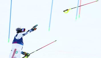Sportovní tragédie. Favorit slalomu zahodil hůlky a utekl ze sjezdovky