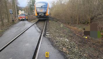 Invalida na tříkolce uvízl v kolejišti a mířil na něj vlak. Je zraněný