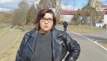 Žena obžalovaná z podvodů zůstává na svobodě. Reportérovi se ji podařilo najít