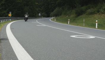 Na silnicích se objevilo nové dopravní značení. Má pomoci motorkářům