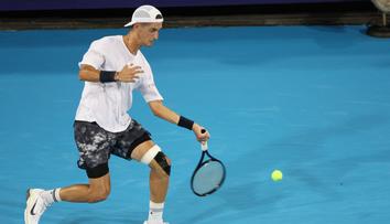 Bizár na US Open: Tenista sotva chodil, podával druhou rukou a fyzioterapeut mu odmítl pomoci
