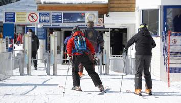 Kam vyrazit o víkendu na lyže? Tyto areály jsou v provozu