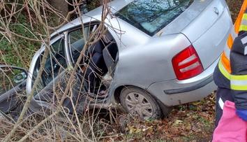 Tragická nehoda u Chocně. Auto i s řidičem skončilo v potoce, senior zemřel